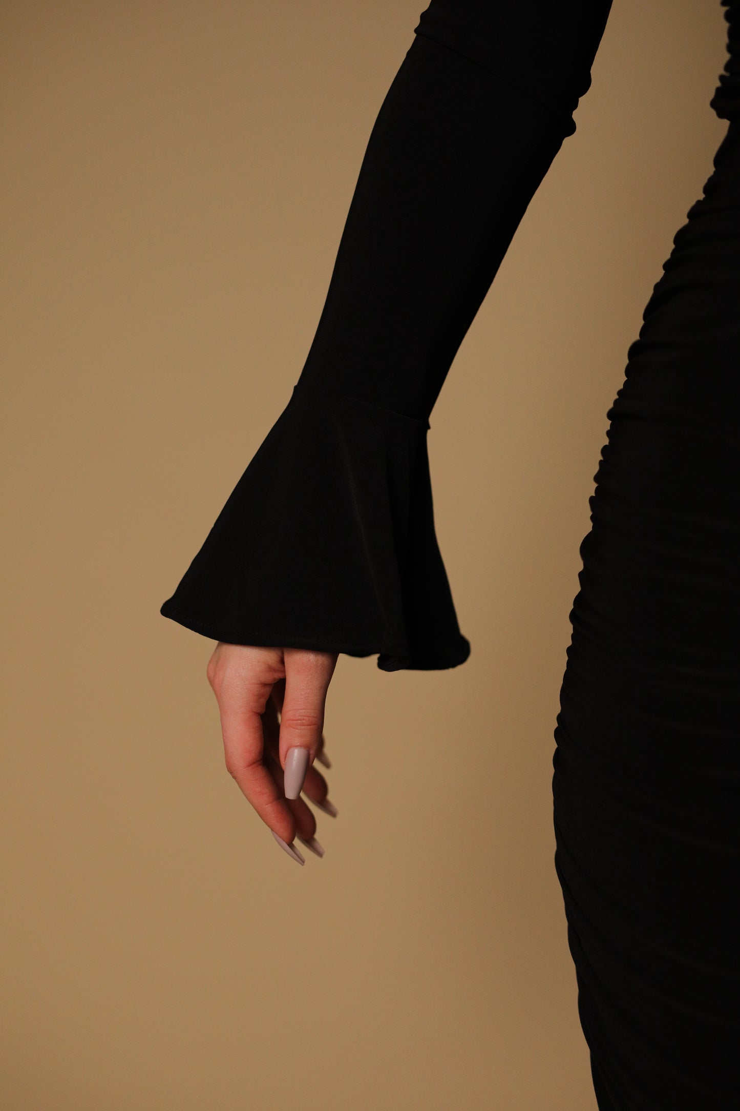 HONEY - Robe de soirée mi-longue noire à manches évasées
